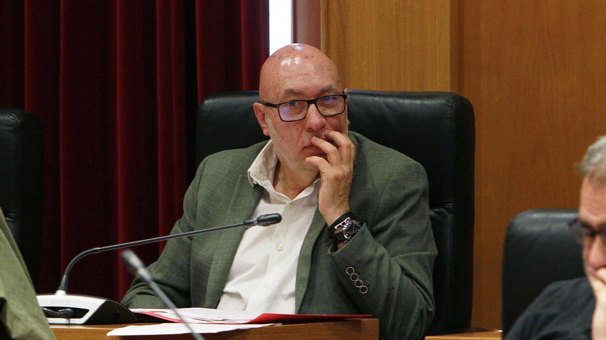 El alcalde de Barbadás descarta dimitir, pide la baja del PSOE y carga contra Besteiro