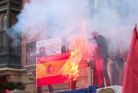 Queman una bandera española en Bilbao al paso de la marcha independentista de Ernai