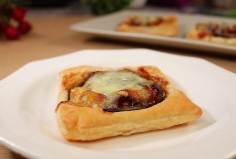 Entrante de hojaldre con relleno de berenjena sabroso para la cena de Navidad