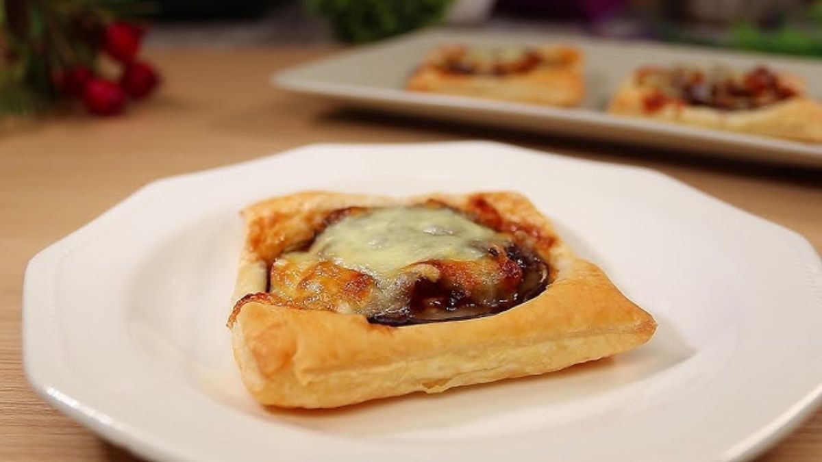 Entrante de hojaldre con relleno de berenjena sabroso para la cena de Navidad
