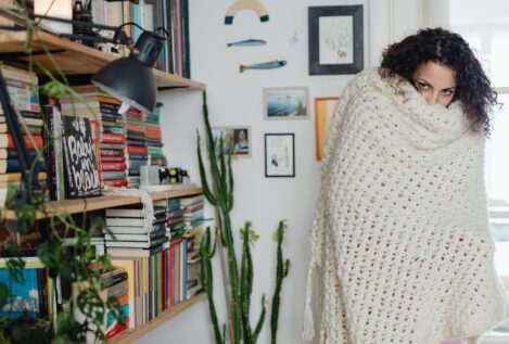 Cómo evitar el frío si tu casa tiene ventanas antiguas: el truco para aislarlas en minutos