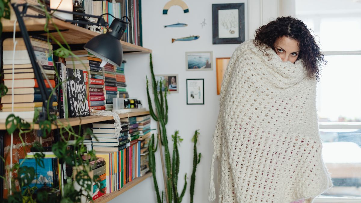 Cómo evitar el frío si tu casa tiene ventanas antiguas: el truco para aislarlas en minutos