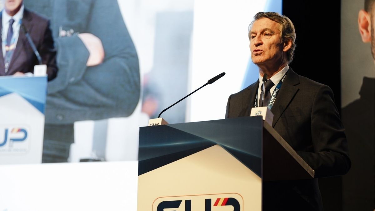 Feijóo acusa a Sánchez de «perder la dignidad» tras «implorar» a Junts y le exige elecciones