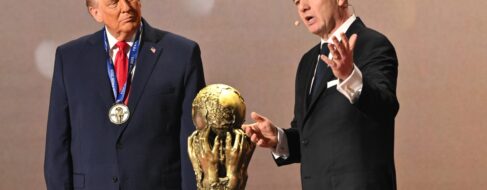 La FIFA condecora a Donald Trump con el premio de la Paz tras su fiasco con el Nobel