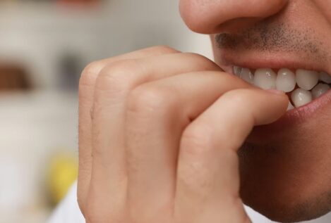 Cuando la mente avisa del peligro: morderse las uñas, procrastinar y cómo nos autosaboteamos