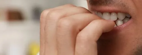 Cuando la mente avisa del peligro: morderse las uñas, procrastinar y cómo nos autosaboteamos