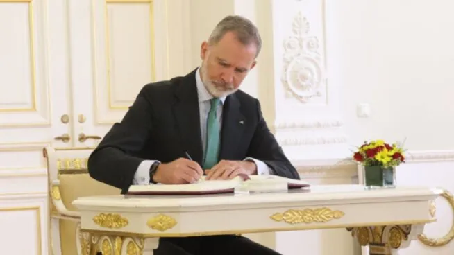 Leonor «establece límites» y Felipe VI transmite «contención» a través de sus firmas navideñas