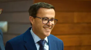 Gallardo, el político que se juega su futuro en Extremadura y trabajó en una fábrica de tomate