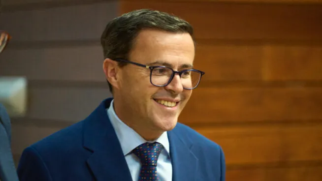 Gallardo, el político que se juega su futuro en Extremadura y trabajó en una fábrica de tomate