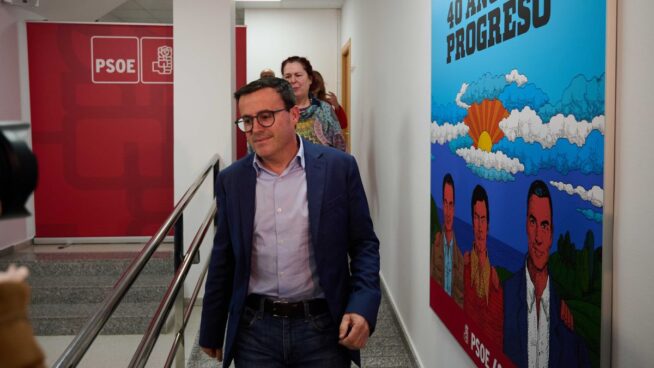 Sánchez urge a la dimisión de Gallardo mientras maniobra para eclipsar la debacle extremeña