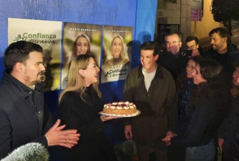 María Guardiola pide en la pegada de carteles  «confianza» para «consolidar el cambio»