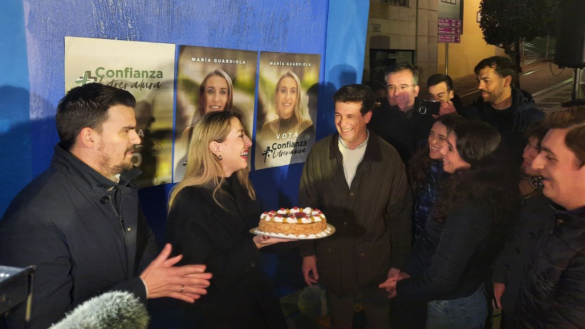María Guardiola pide en la pegada de carteles  «confianza» para «consolidar el cambio»