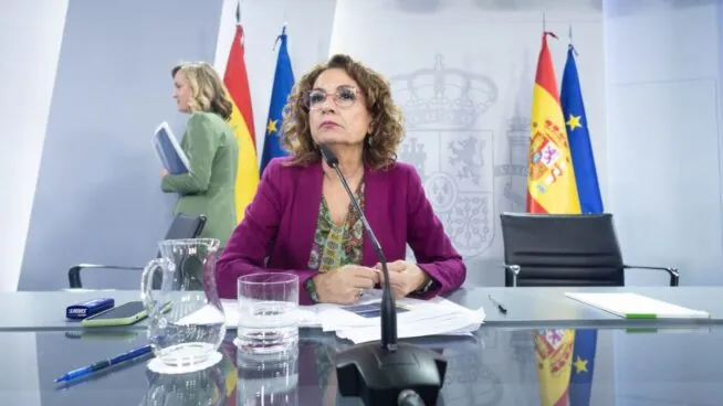 Hacienda retrasa un año el nuevo sistema de facturación para pymes y autónomos Verifactu