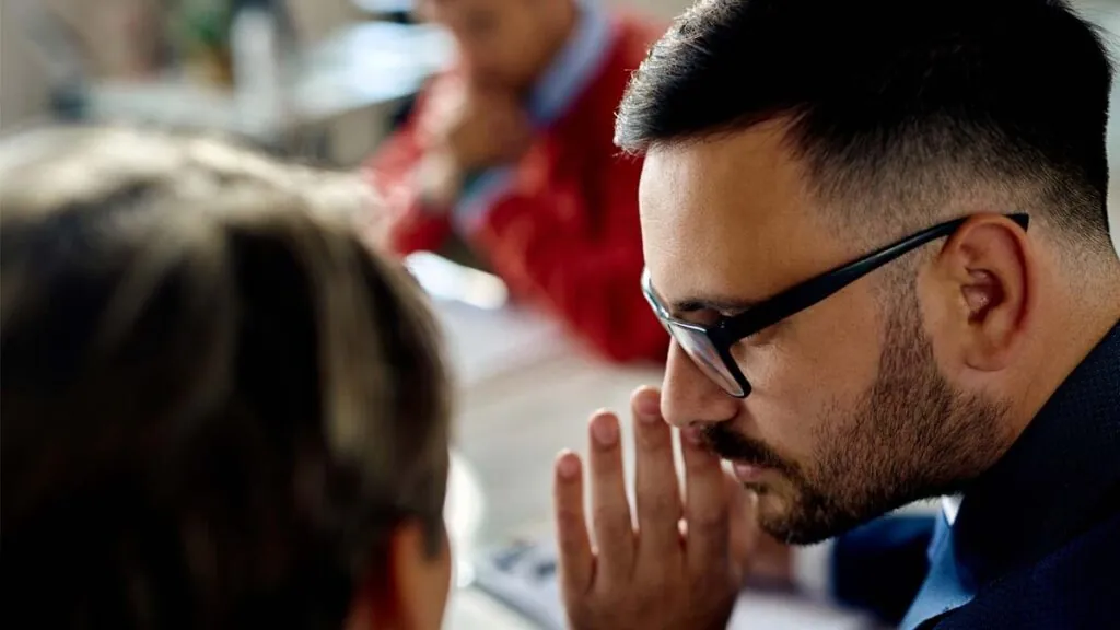 hombre-amigos-ansiedad-social