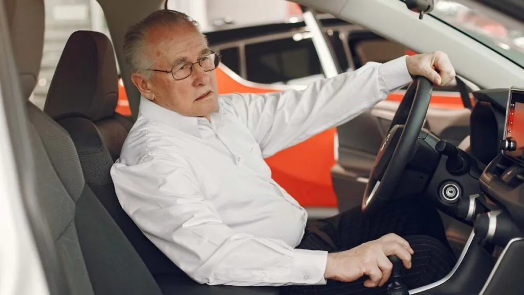 hombre-concesionario-deterioro-cognitivo-precoz