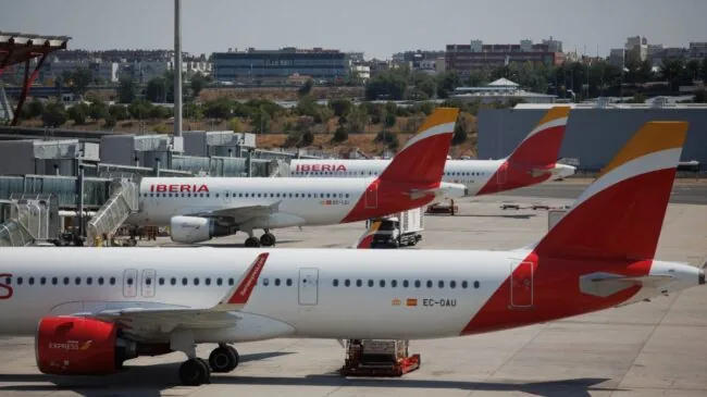 IAG dispara un 77% su beneficio hasta marzo, con 301 millones pero rebaja sus previsiones