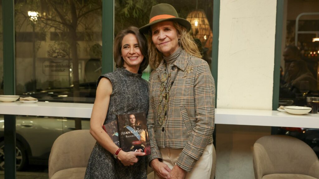 La infanta Elena junto a Laurence Debray en la presentación del libro del rey Juan Carlos