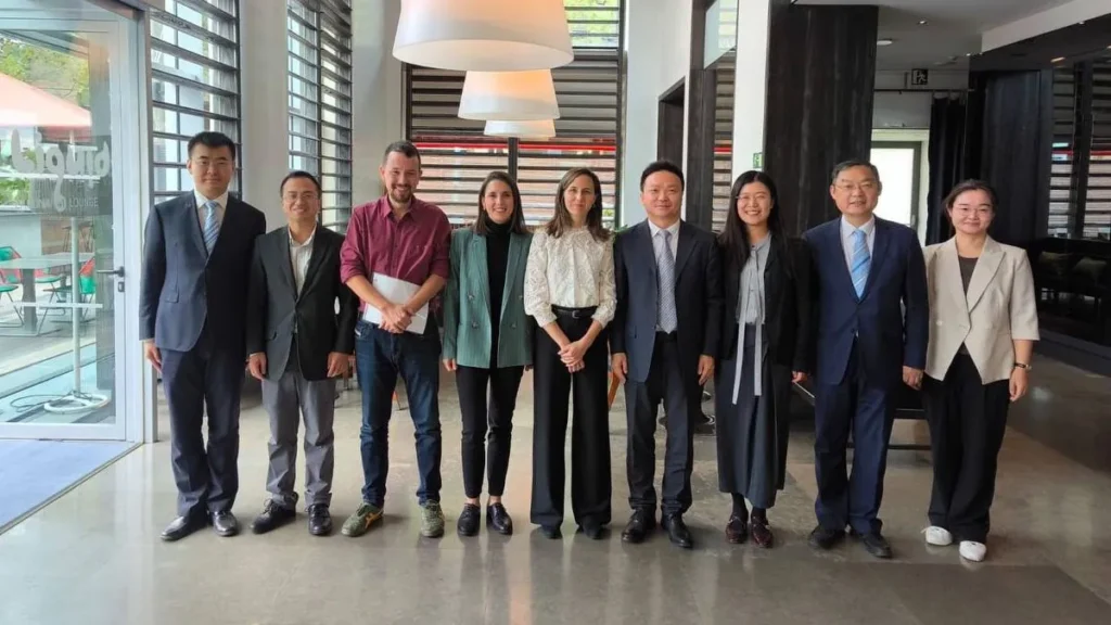 Ione Belarra, junto a Irene Montero y Pablo Iglesias con los representantes del Partido Comunista Chino