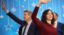 Ayuso asegura que «desgobierna una mafia» y recalca que no es el momento de ser «tibio»