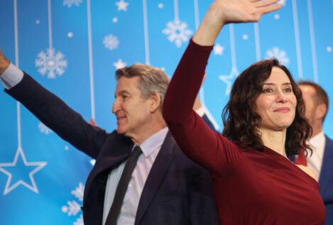 Ayuso asegura que «desgobierna una mafia» y recalca que no es el momento de ser «tibio»