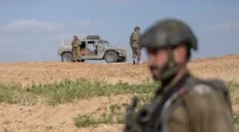 Un grupo de israelíes cruza la frontera con Gaza y coloca una bandera de Israel en la Franja