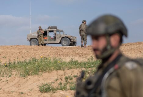 Un grupo de israelíes cruza la frontera con Gaza y coloca una bandera de Israel en la Franja