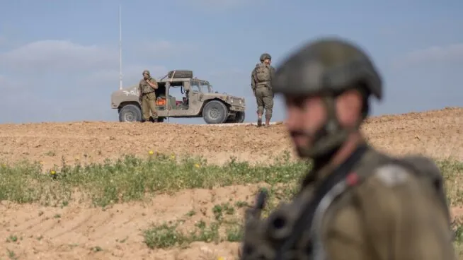 Un grupo de israelíes cruza la frontera con Gaza y coloca una bandera de Israel en la Franja