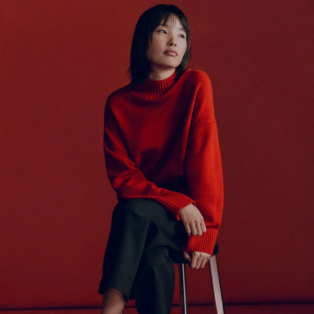 El jersey rojo se convierte en una tendencia ineludible de estas Navidades. (Fuente: Marc O´Polo)