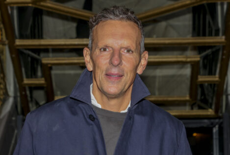 El refugio de Joaquín Prat en Mallorca con un porche mediterráneo, madera y tonos cálidos