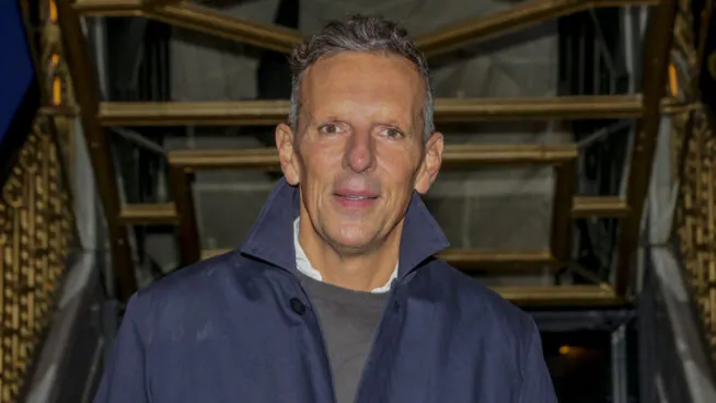 El refugio de Joaquín Prat en Mallorca con un porche mediterráneo, madera y tonos cálidos