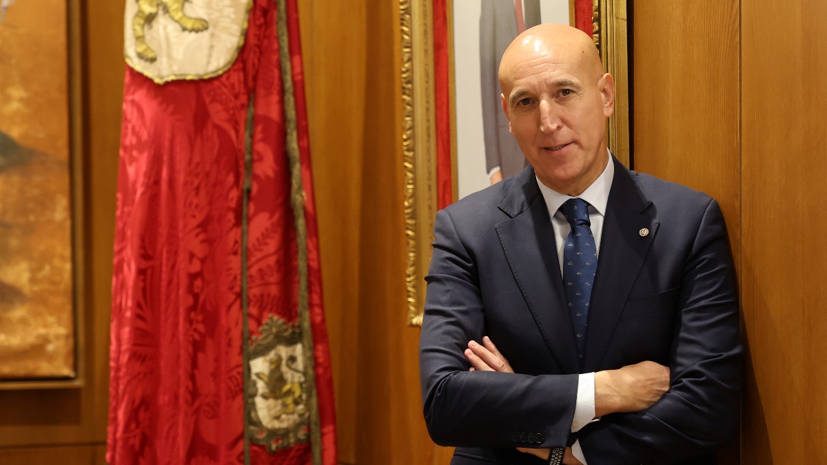 El alcalde de León pide a Sánchez un congreso extraordinario para corregir un «rumbo errático»