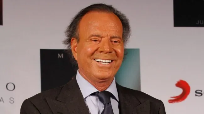 Julio Iglesias inicia los trámites para querellarse contra 'eldiario.es' por injurias y calumnias