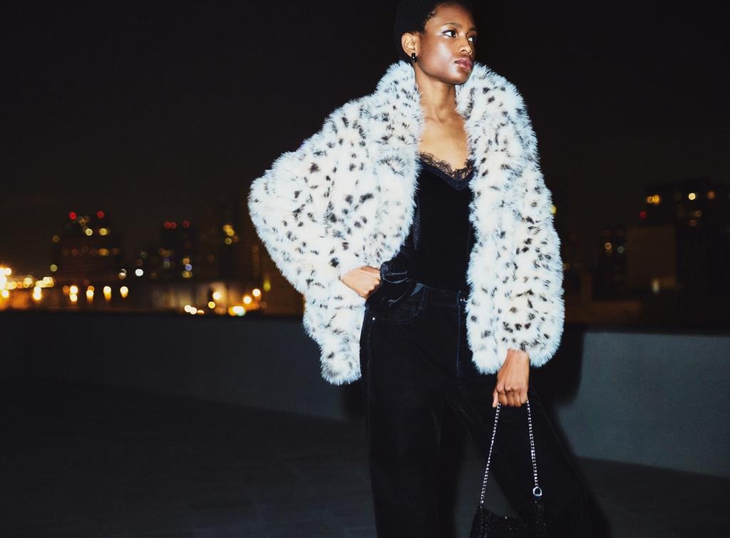 Top acompañado de abrigo de pelo de Lefties