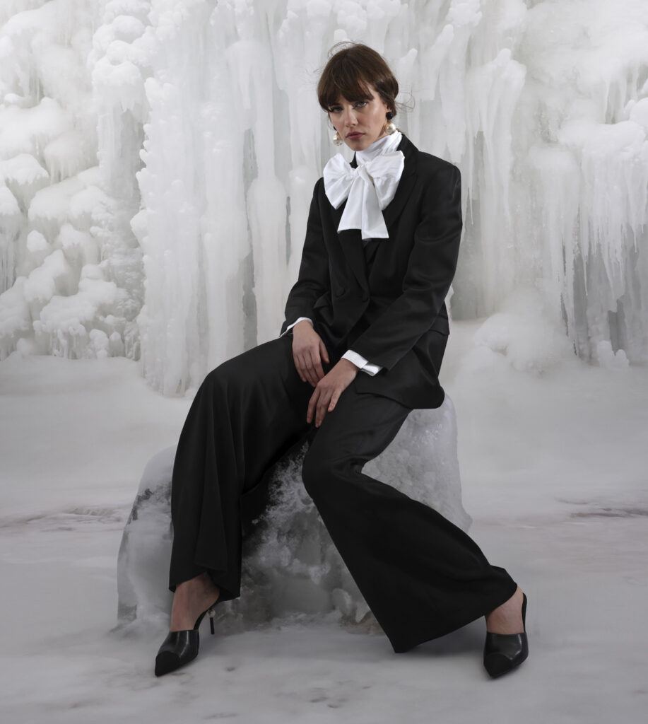 Look negro con gran lazada blanca de Mirto