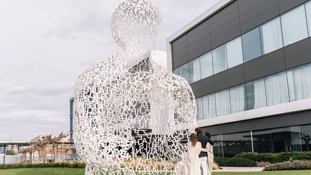 Mango rinde homenaje a su fundador, Isak Andic, en el primer aniversario de su muerte