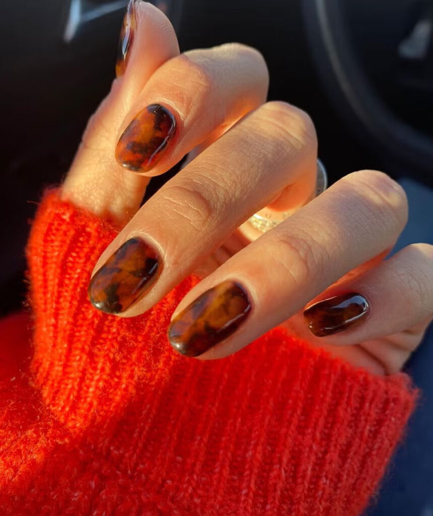 Manicura con efecto carey. (Fuente: Instagram)