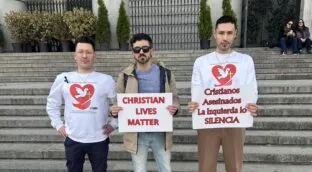 Tres 'influencers' marchan en caravana hacia el Vaticano para denunciar el genocidio cristiano
