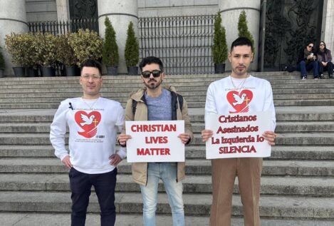 Tres 'influencers' marchan en caravana hacia el Vaticano para denunciar el genocidio cristiano