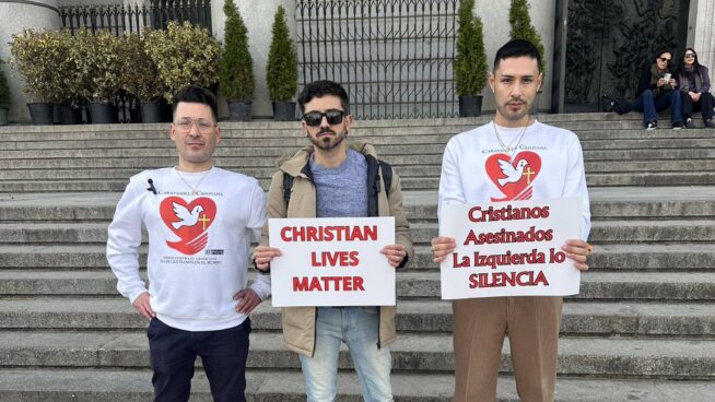 Tres 'influencers' marchan en caravana hacia el Vaticano para denunciar el genocidio cristiano