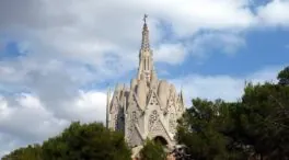 El monasterio que parece la Sagrada Familia y está entre viñedos en Cataluña