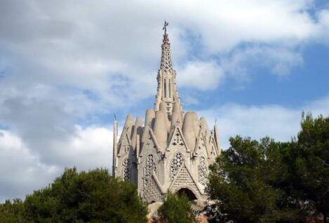 El monasterio que parece la Sagrada Familia y está entre viñedos en Cataluña