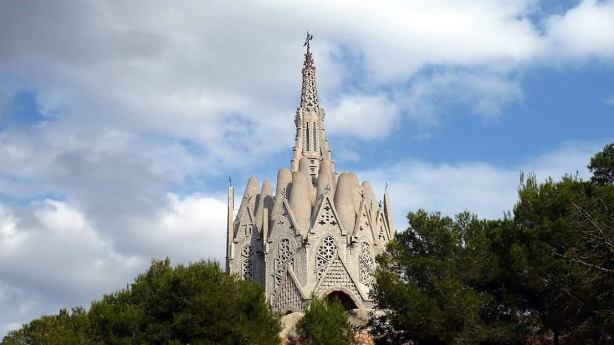 El monasterio que parece la Sagrada Familia y está entre viñedos en Cataluña