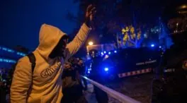 Los Mossos inician el desalojo de un instituto de Badalona (Barcelona) ocupado por inmigrantes