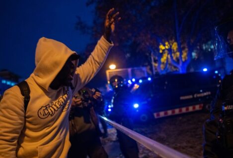 Los Mossos inician el desalojo de un instituto de Badalona (Barcelona) ocupado por inmigrantes