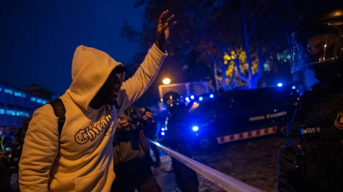 Los Mossos inician el desalojo de un instituto de Badalona (Barcelona) ocupado por inmigrantes