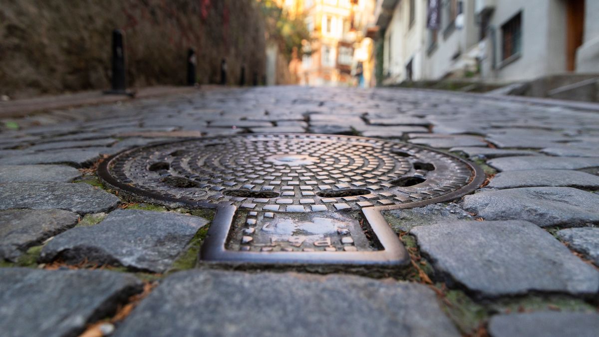 El motivo científico por el que las alcantarillas son redondas y no cuadradas