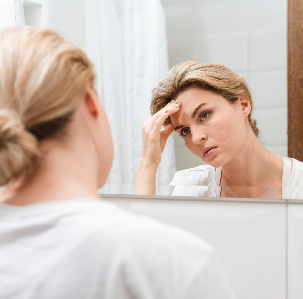 Mujer preocupada por el aspecto cetrino de su piel. (Fuente: Freepik)