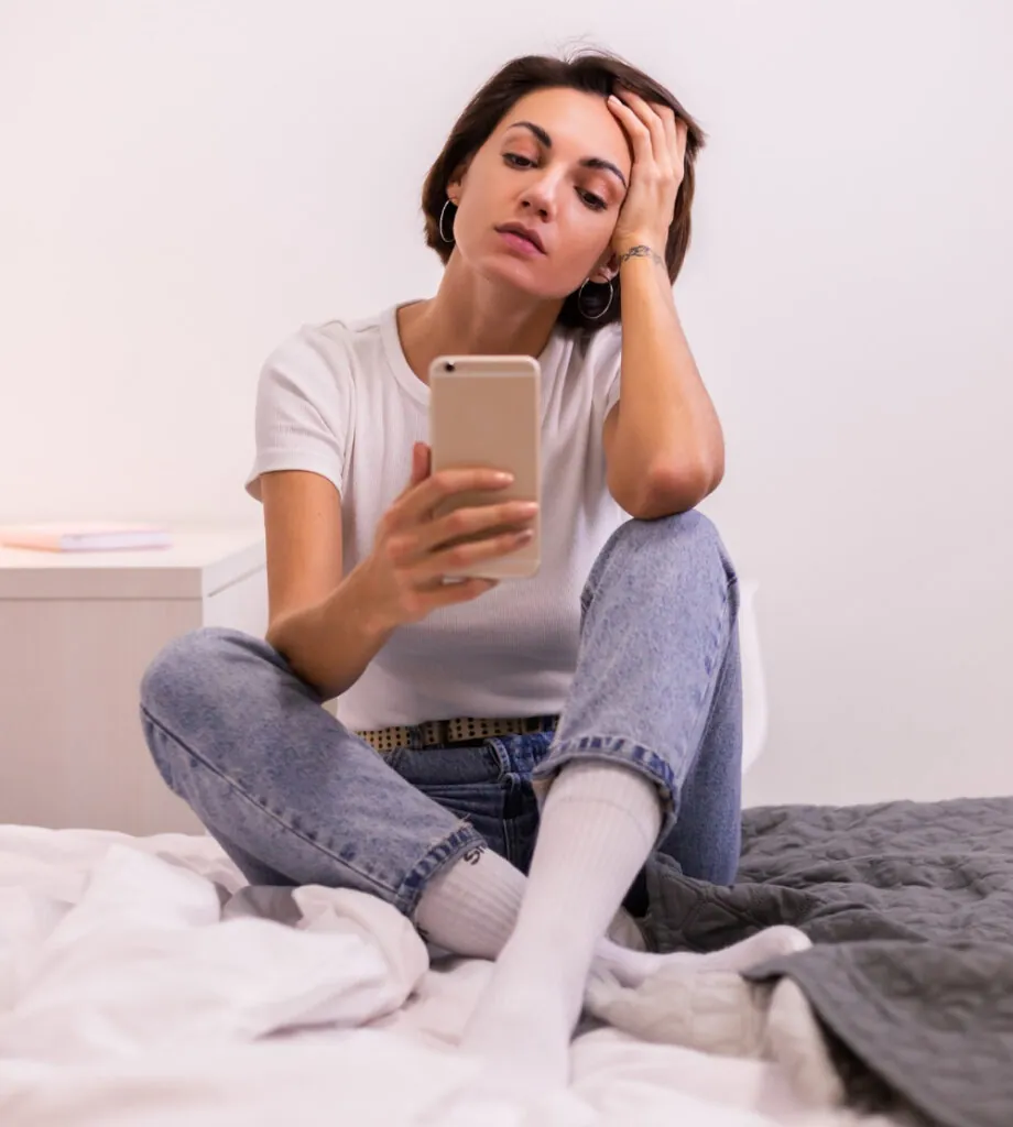 La luz azul de los dispositivos y el estrés son causas de la aparición de la piel cetrina. (Fuente: Freepik/kroshka__nastya)