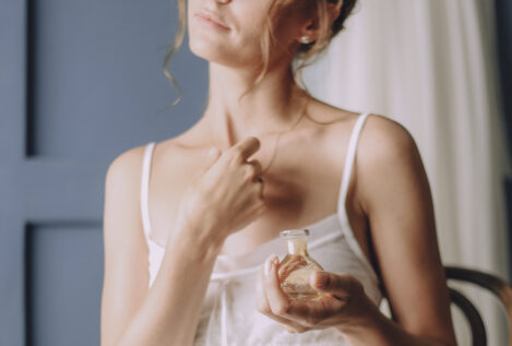 Consigue que el perfume dure más tiempo sobre tu piel con los mejores trucos de expertos