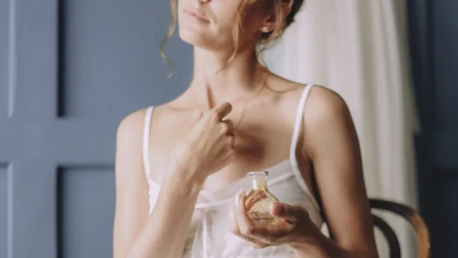 Consigue que el perfume dure más tiempo sobre tu piel con los mejores trucos de expertos